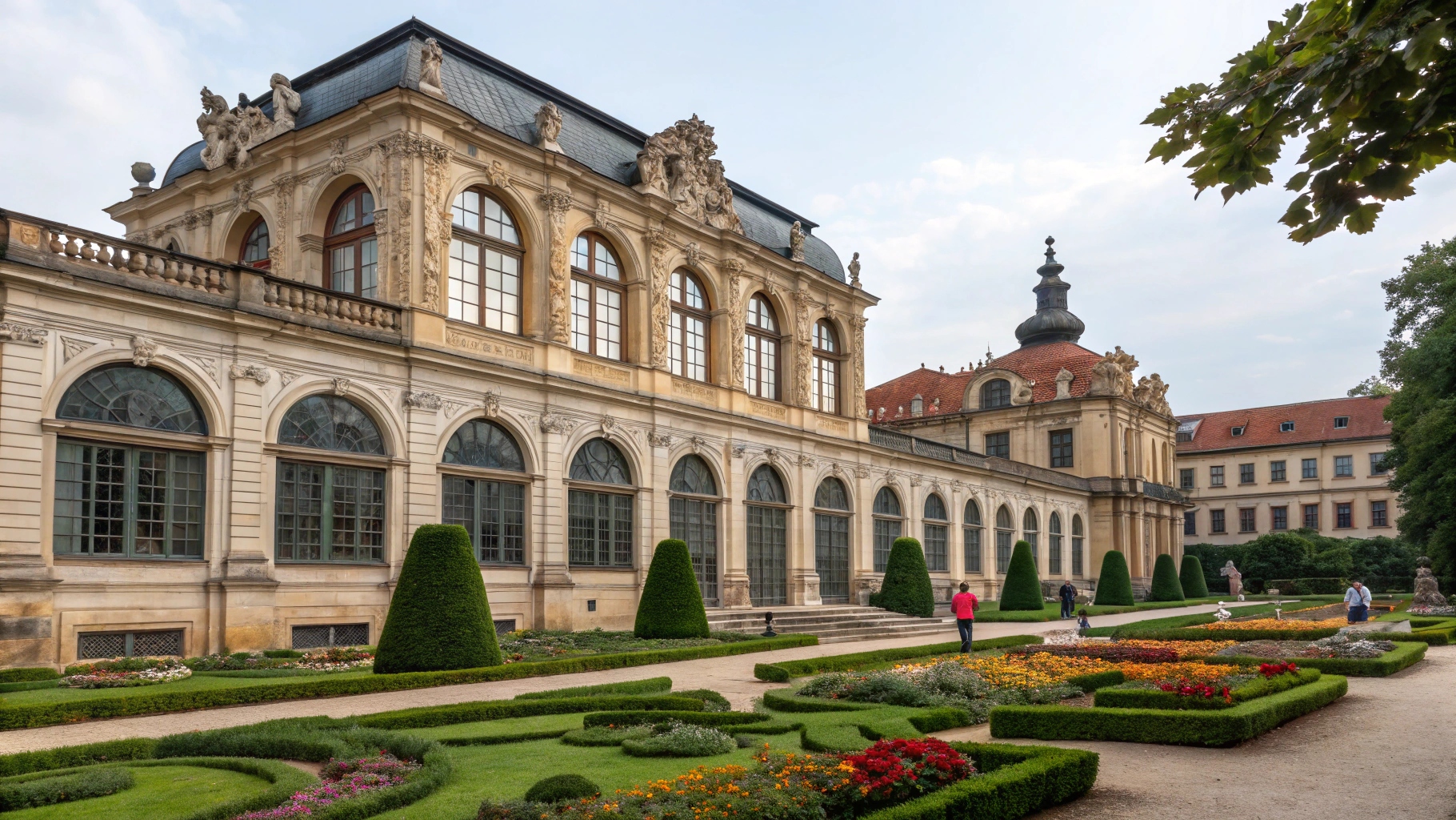Une façade d’édifice avec colonnes corinthiennes, fronton sculpté et symétrie parfaite.